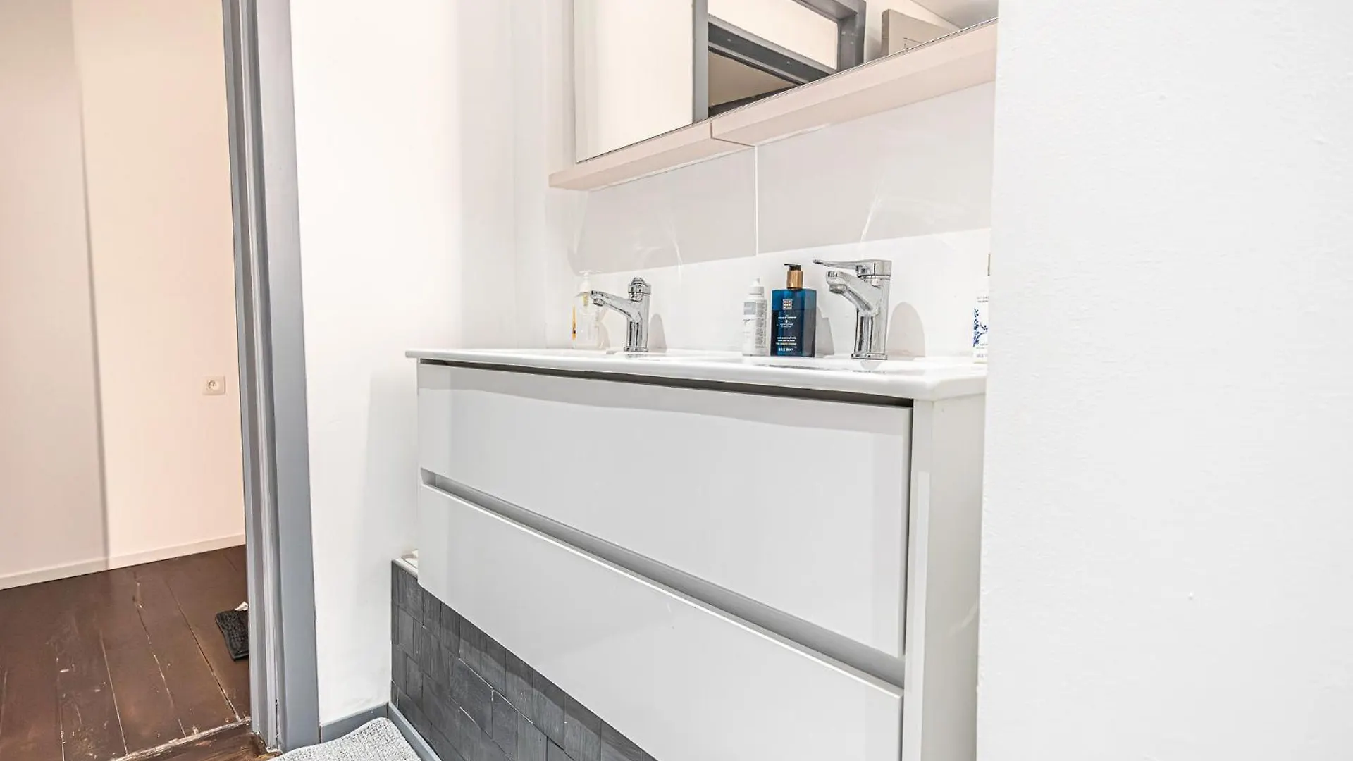 Lovely Rooms With View At Vibrant Ghent, Breezy Balcony 아파트 헨트