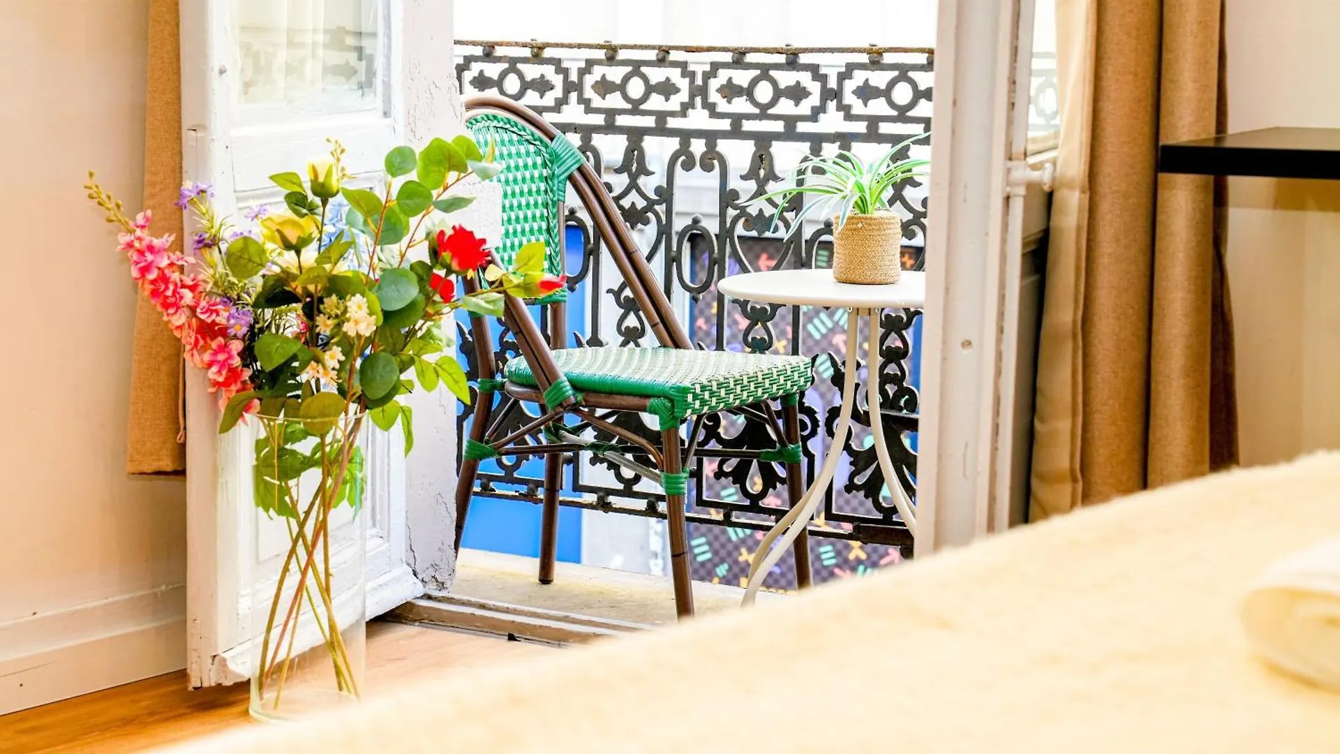 아파트 Lovely Rooms With View At Vibrant Ghent, Breezy Balcony