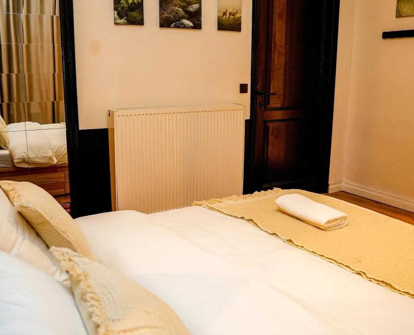아파트 Lovely Rooms With View At Vibrant Ghent, Breezy Balcony